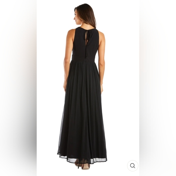 Maxi Dress with Keyhole Cutout, Halterneck and Flowing Skirt - Picture 11 of 15